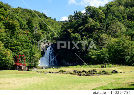 日本の滝百選　法体の滝　9月　秋田県 143294784