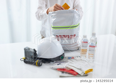 防災用品を準備する女性 防災用品を準備する女性 143295014