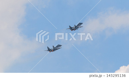 上昇するロシア空軍ミグMiG-29戦闘機の編隊 143295136
