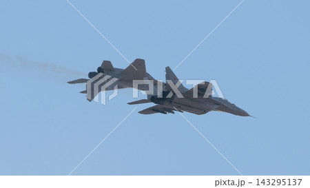 ロシア空軍ミグMiG-29戦闘機のアクロバット飛行 143295137