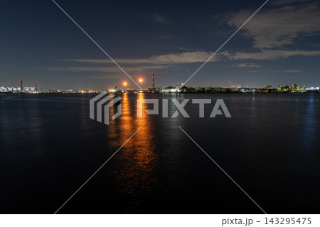 川崎工場夜景 水面に映るフレアスタックと石油化学プラント 川崎工場夜景 水面に映るフレアスタックと石油化学プラント 143295475