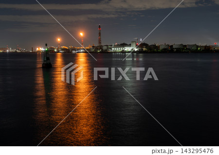 川崎工場夜景 水面に映るフレアスタックと石油化学プラント 川崎工場夜景 水面に映るフレアスタックと石油化学プラント 143295476
