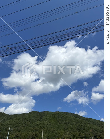 青空と白い雲が広がる山の風景 青空と白い雲が広がる山の風景 143295591