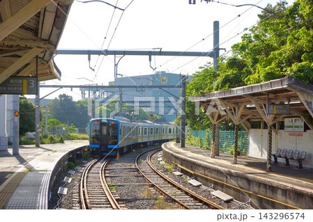 鶴見線の風景 浅野駅(海芝浦支線 3番線 E131系) 鶴見線の風景 浅野駅(海芝浦支線 3番線 E131系) 143296574