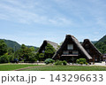 世界遺産、白川郷合掌造り集落　春、荻町三つ子合掌 143296633