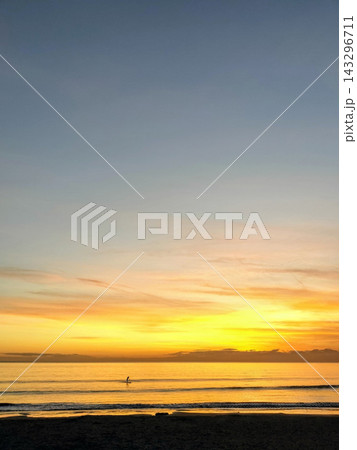 湘南・片瀬西浜の夕焼けと海を進むSUP 湘南・片瀬西浜の夕焼けと海を進むSUP 143296711