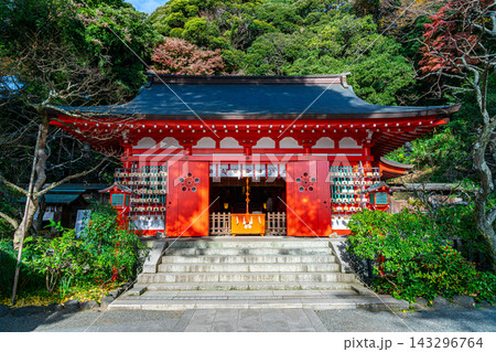 【神奈川県】朱色の外観が印象的な鎌倉の荏柄天神社 143296764