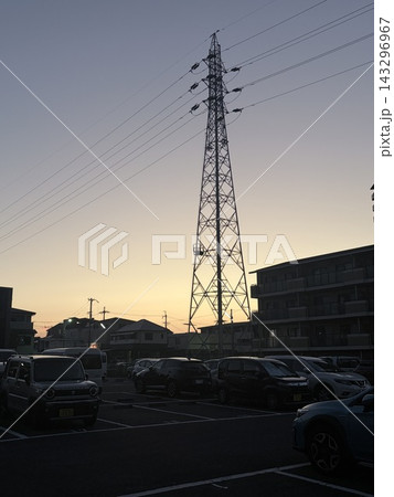夕暮れの中に建つ鉄塔 143296967