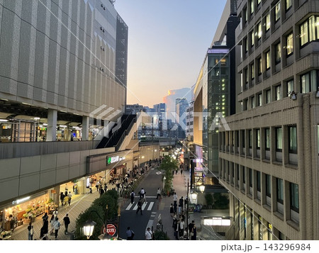 JR恵比寿駅東口と夕焼け JR恵比寿駅東口と夕焼け 143296984