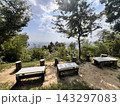 海を望む山頂の木製ベンチと休憩スペース 143297083