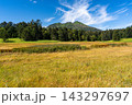 初秋の大江湿原、草紅葉と燧ケ岳の風景 143297697