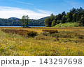 初秋の尾瀬、名残惜しみながら草紅葉と尾瀬沼を仰ぐ 143297698