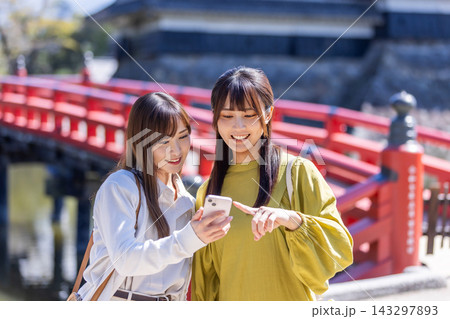 観光地で記念撮影をする女性2人 143297893