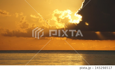 ロマンチックな海に輝く黄金色の夕日 ロマンチックな海に輝く黄金色の夕日 143298517