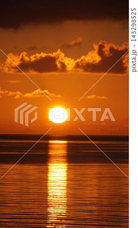 海と空をオレンジ色に染める夕暮れ 海と空をオレンジ色に染める夕暮れ 143298525