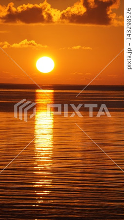 時間を忘れて眺める海辺の夕日 時間を忘れて眺める海辺の夕日 143298526