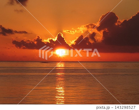 オレンジ色に染まる空と海の夕景 オレンジ色に染まる空と海の夕景 143298527