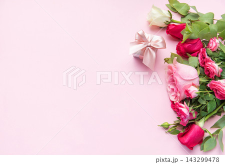 Rose bouquet and gift box on pink background 143299478
