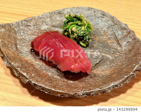 高知県で味わう新鮮なマグロなどの刺身盛り合わせ 143299894