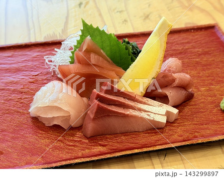 高知県で味わう新鮮なマグロなどの刺身盛り合わせ 高知県で味わう新鮮なマグロなどの刺身盛り合わせ 143299897