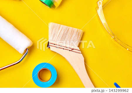 黄色背景の上の塗装用具 黄色背景の上の塗装用具 143299962
