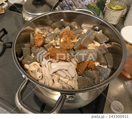 味噌と具材を加えた手作りモツ煮込み 味噌と具材を加えた手作りモツ煮込み 143300931
