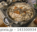 ぐつぐつ煮込む手作りモツ煮込み 143300934