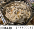 完成間近の具だくさんモツ煮込みを煮込む鍋 143300935