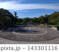 円形の舗装模様がある公園の広場 143301116