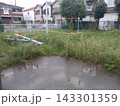 草が広がった住宅地の小さな公園 143301359