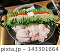 食卓に運ばれた具だくさんの鍋 143301664