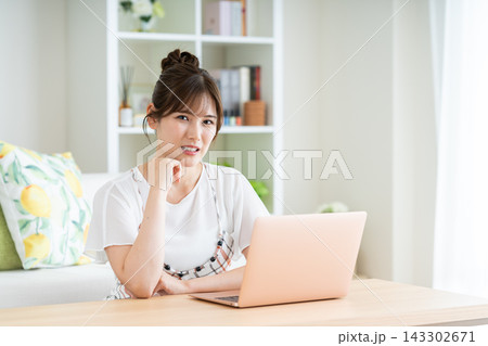 パソコンで悩む若い女性 パソコンで悩む若い女性 143302671