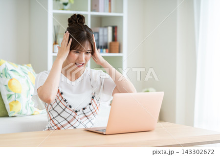 パソコンで悩む若い女性 パソコンで悩む若い女性 143302672