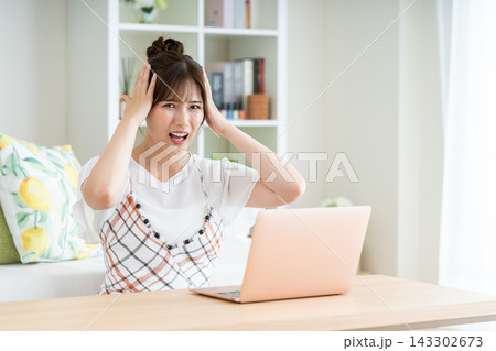 パソコンで悩む若い女性 143302673