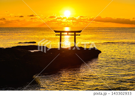 冬の大洗海岸で日の出直後に神磯の鳥居のシルエットの上に昇る朝日と黄金色に輝く海とサンロードの風景 冬の大洗海岸で日の出直後に神磯の鳥居のシルエットの上に昇る朝日と黄金色に輝く海とサンロードの風景 143302933