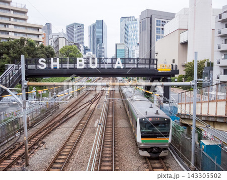 【四反道跨線人道橋】歩道橋から見る湘南新宿ラインの電車 【四反道跨線人道橋】歩道橋から見る湘南新宿ラインの電車 143305502