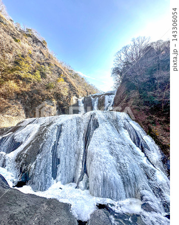 凍結した日本三名瀑の袋田の滝(茨城県) 凍結した日本三名瀑の袋田の滝(茨城県) 143306054