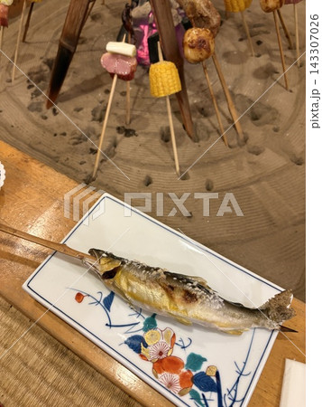 囲炉裏で焼いた川魚の塩焼き 串に刺した日本の郷土料理 囲炉裏で焼いた川魚の塩焼き 串に刺した日本の郷土料理 143307026