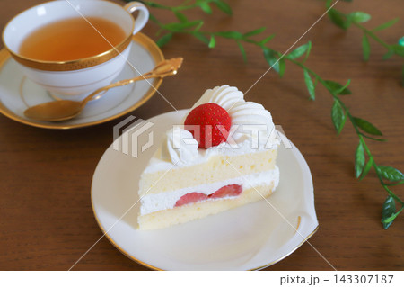 いちごのショートケーキと紅茶 143307187