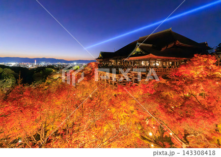 京都の清水寺の紅葉ライトアップ 143308418