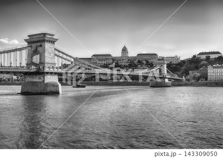 Iconic Szechenyi Chain Bridge and historic Buda Castle, Hungary Iconic Szechenyi Chain Bridge and historic Buda Castle, Hungary 143309050