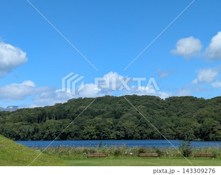 緑の芝生広場とベンチが並ぶ美しいポロト湖の景色 緑の芝生広場とベンチが並ぶ美しいポロト湖の景色 143309276