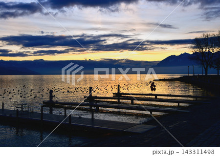スイス・ローザンヌ、朝焼けが映るレマン湖と山々の風景（2020年1月4日） 143311498