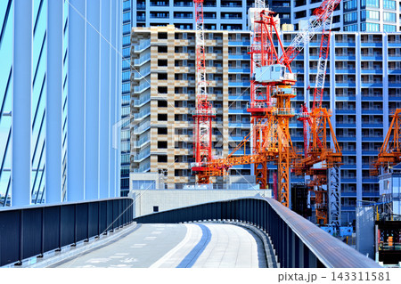東京 築地大橋から見る高層ビル工事現場 クレーン 東京 築地大橋から見る高層ビル工事現場 クレーン 143311581