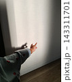 朝日の光で影絵を楽しむパジャマ姿の子ども 143311701