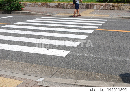 横断歩道を歩く人と道路の風景 横断歩道を歩く人と道路の風景 143311805
