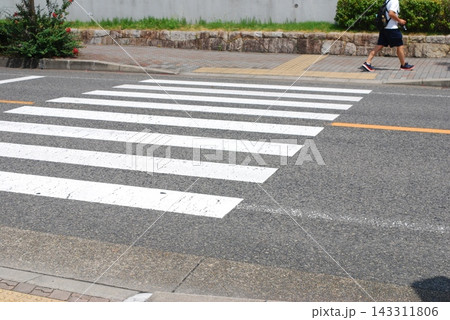 横断歩道を渡る歩行者と道路の風景 横断歩道を渡る歩行者と道路の風景 143311806