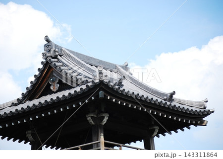 青空に映える日本の伝統的な寺社の屋根 青空に映える日本の伝統的な寺社の屋根 143311864