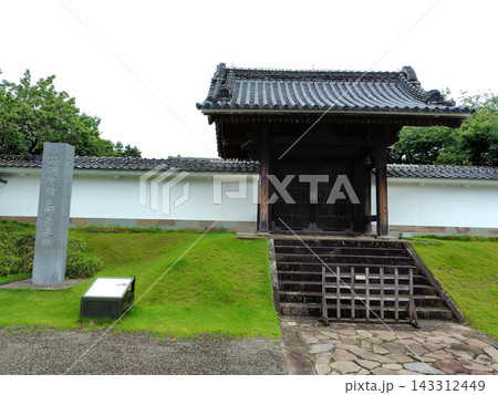 石垣と白壁に囲まれた日本の城門 石垣と白壁に囲まれた日本の城門 143312449