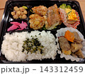 焼き魚と唐揚げの和風弁当 143312459